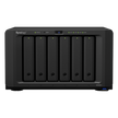 NAS de 6 Bahías / Procesador AMD Ryzen V1500B 4 Núcleos 2.2 GHz / 4 GB DDR4 ECC Expandible a 32 GB / Puerto 10GbE RJ-45 / Expansión a 16 Bahías / 2 Ranuras M.2 NVMe / RAID Híbrido
